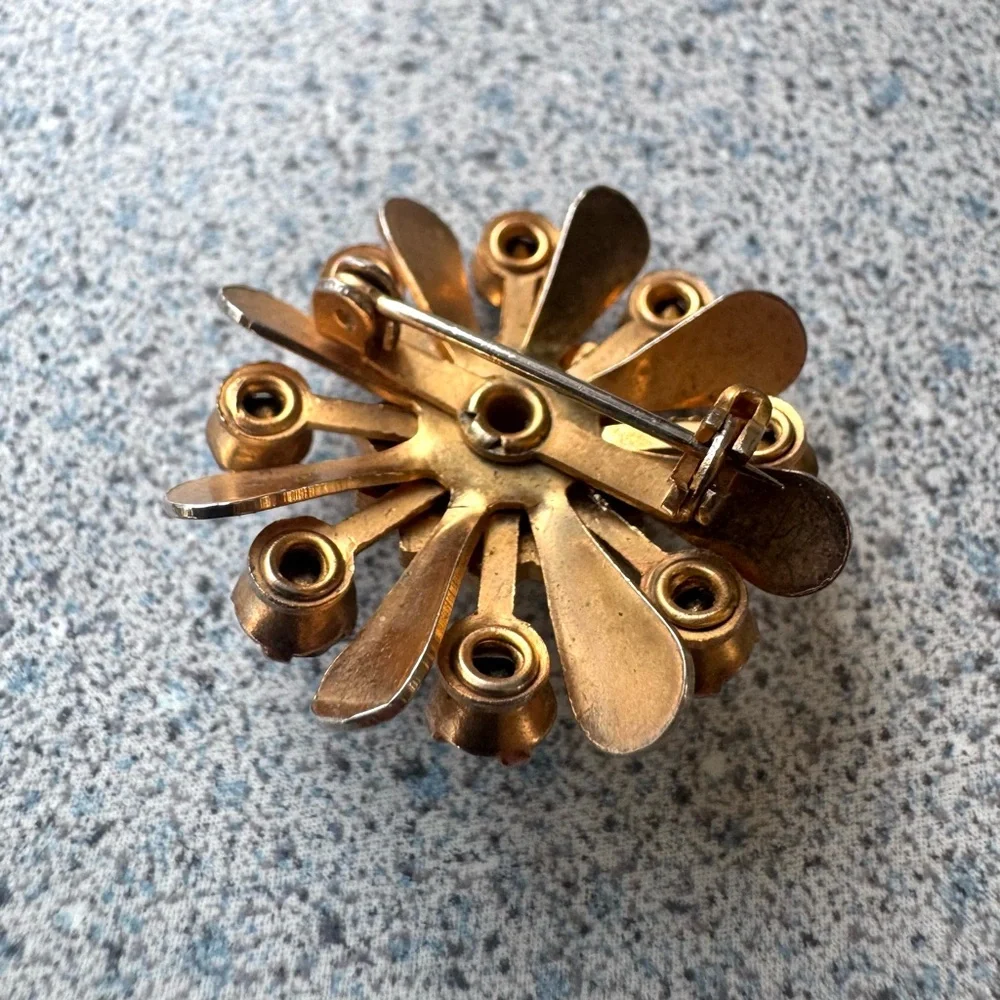 Vintage 1950s Gold enamel rhinestone Brooch flower unsigned Coro pin trifari - Picture 5 of 10